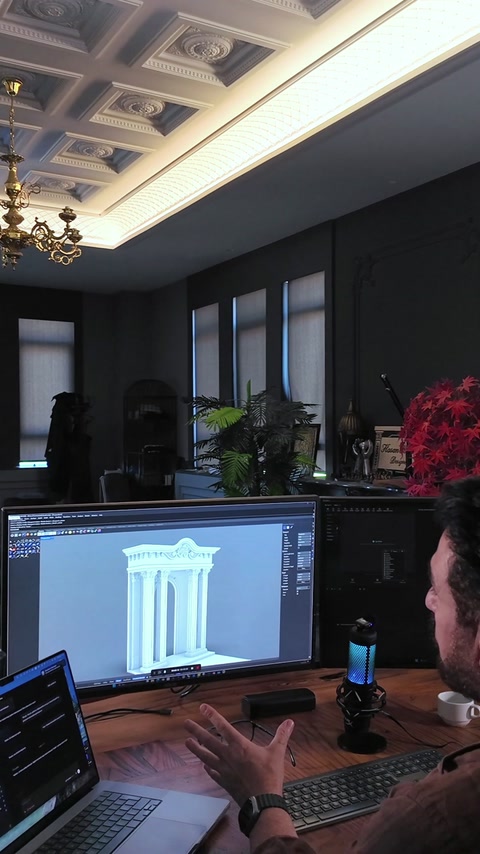 Birou de design cu portal 3D pe ecran și decor floral
