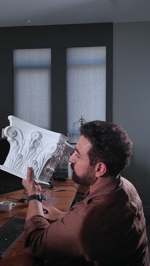 Prezentare capitel decorativ cu motive de acant din profil