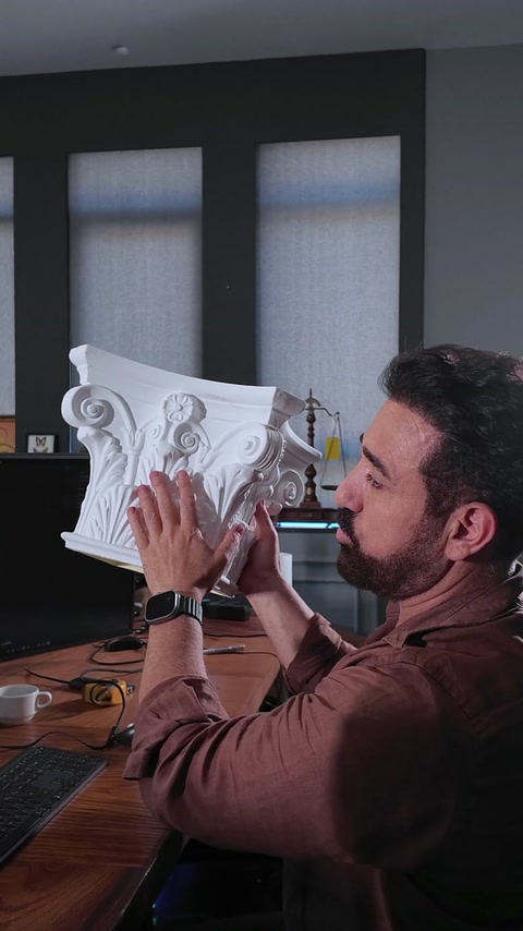 Vedere laterală a capitelului cu ornamente florale detaliate