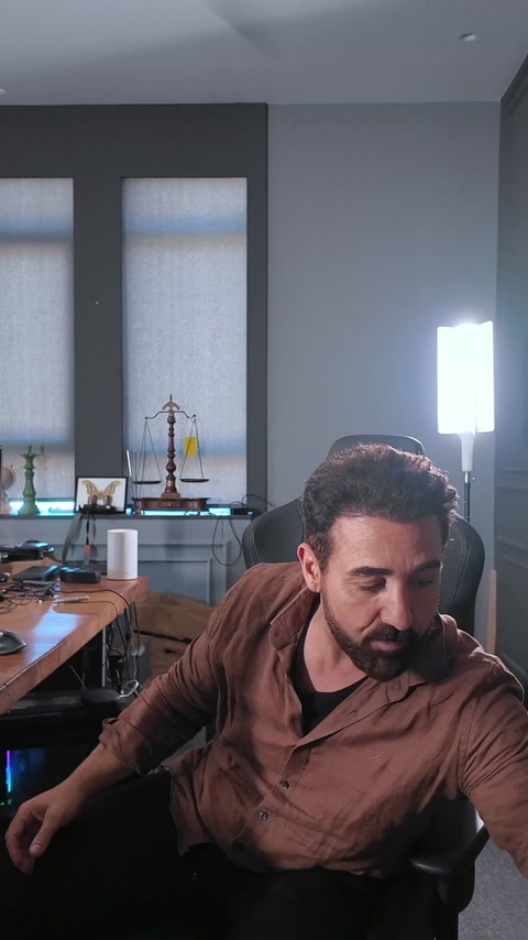 Designer așezat la birou lângă ecrane cu proiecte tehnice