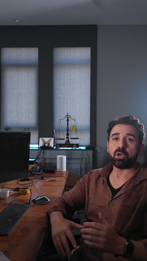 Designer zâmbește pregătindu-se să prezinte proiectul finalizat