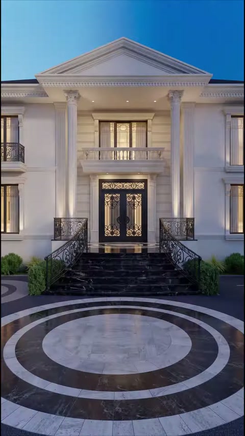 Fațadă rezidențială monumentală cu fronton, coloane și cornișe decorative