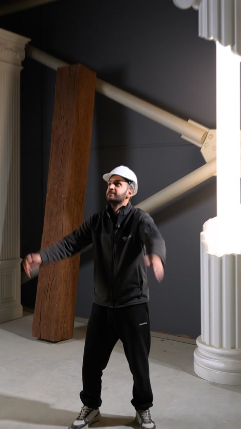 Grinzi decorative verticale cu aspect de lemn expuse în spațiul interior.