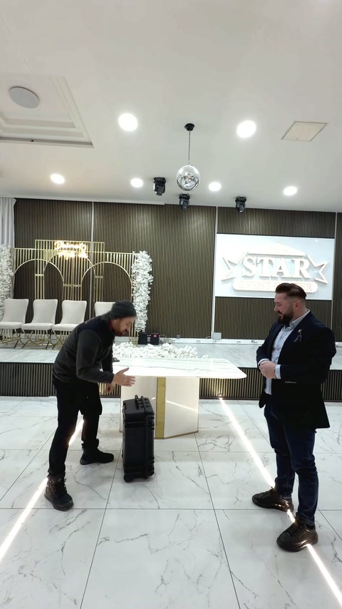 Pregătirea aparatului de măsurare în interiorul salonului de evenimente