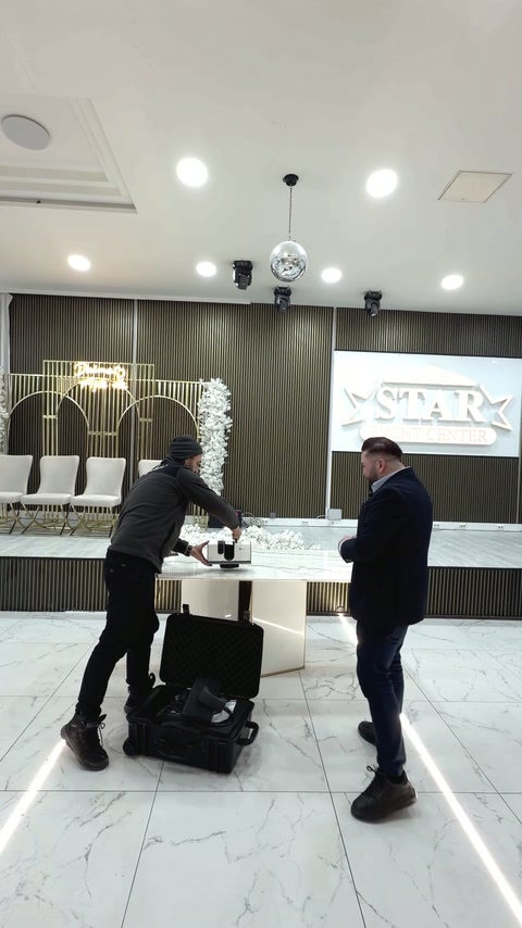 Tehnicianul poziționează instrumentele necesare scanării spațiului interior