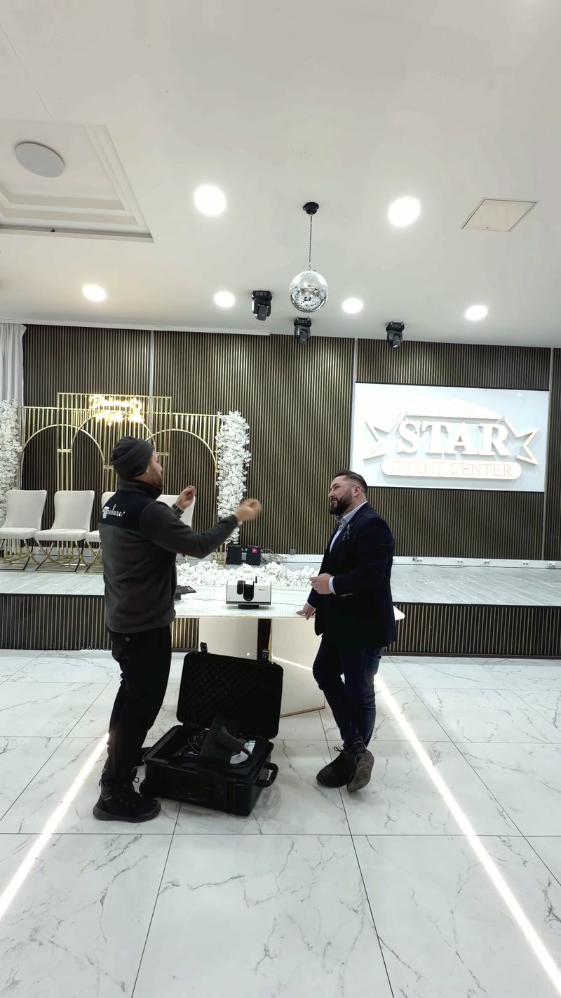 Design de salon de nunți cu rozete, cornișe și coloane din poliuretan