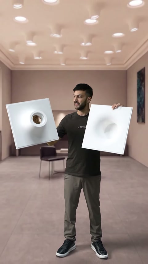 Două elemente pătrate profilate sunt prezentate în camera cu plafon decorativ.