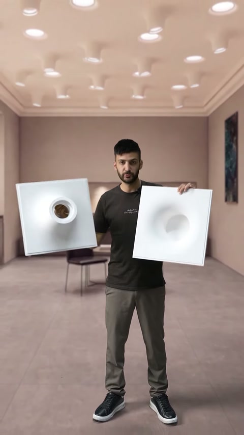 Mostrele albe apar frontal, evidențiind diferența dintre volumele lor centrale.