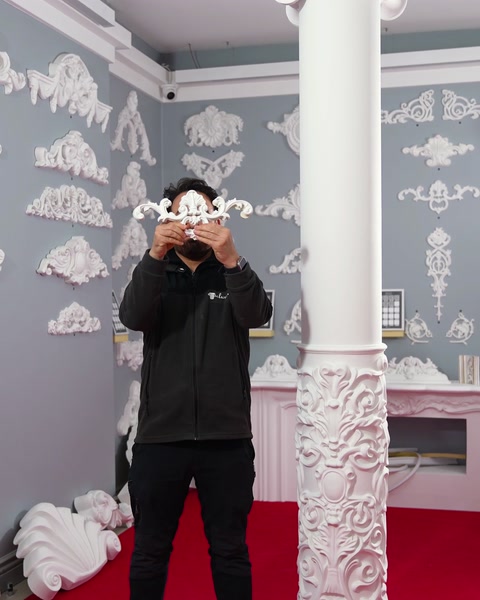Showroom Polure cu ornamente, rozete și coloană cu capitel ionic