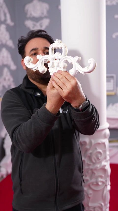 Modelul ornamental alb este prezentat frontal în showroomul Polure.
