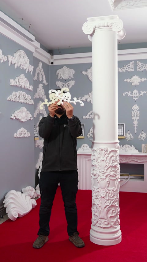 Cadrul larg prezintă coloana și ornamentele expuse în showroom.