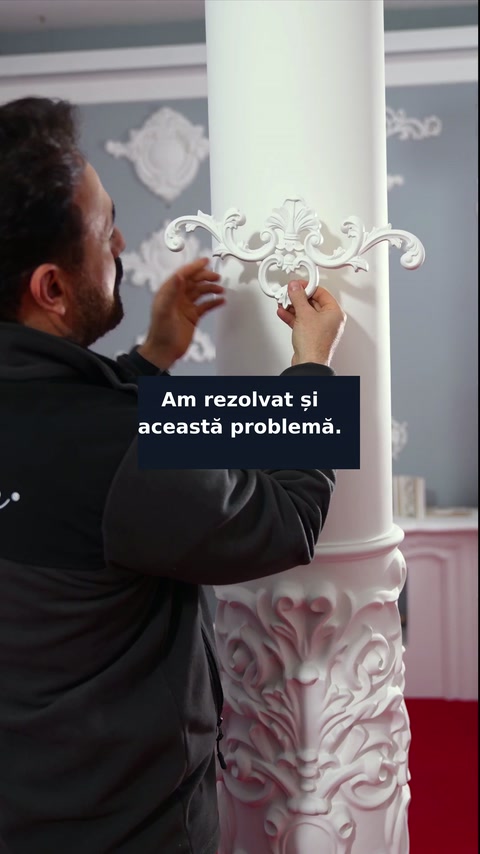 Ornamentul alb este apropiat de coloana expusă în showroom.