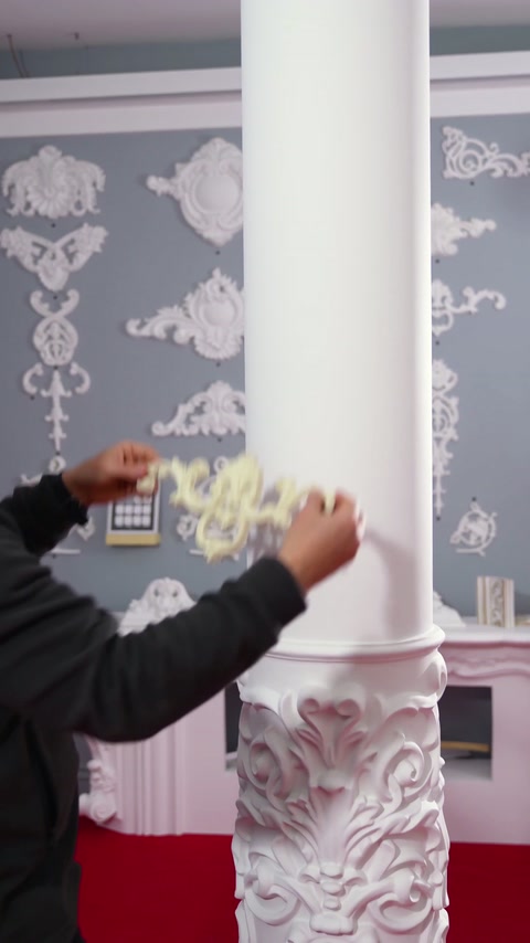 Decoratorul aduce ornamentul flexibil spre mijlocul coloanei albe.