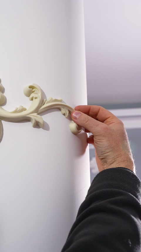 Ornament flexibil din poliuretan pentru o coloană rotundă