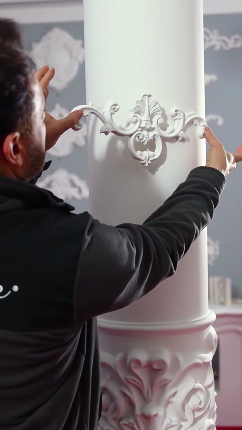 Poziționarea ornamentului flexibil pe suprafața curbată a coloanei decorative