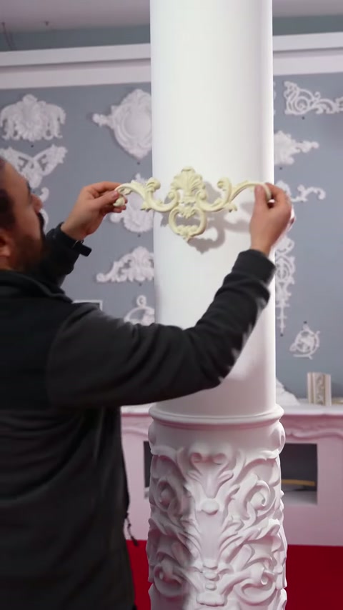 Ornamentul curbat este apropiat de suprafața rotundă a coloanei
