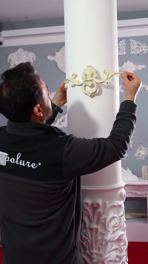 Poziționarea simetrică a ornamentului decorativ în jurul coloanei