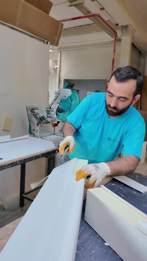 Conturul componentei este trasat înaintea următoarei etape de prelucrare.