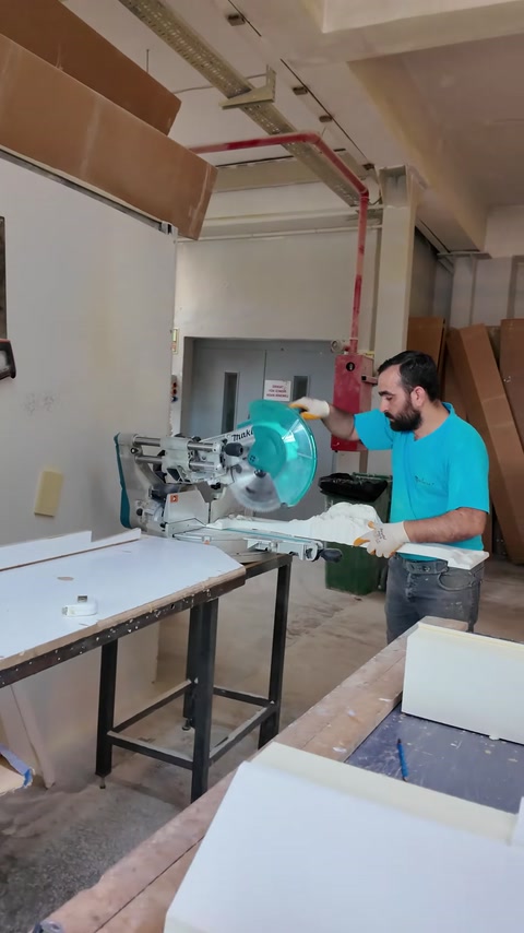 Piesa profilată este tăiată la unghi cu fierăstrăul circular.