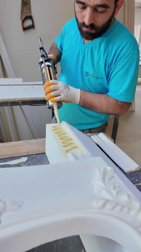 Adezivul este aplicat uniform pe elementul ornamental al șemineului.