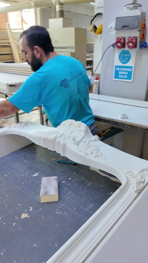 Ornamentul sculptat este poziționat manual în cadrul decorativ.