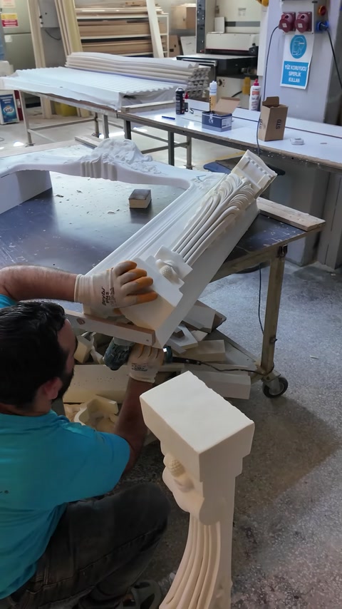 O piesă canelată de coloană este pregătită pentru montaj.