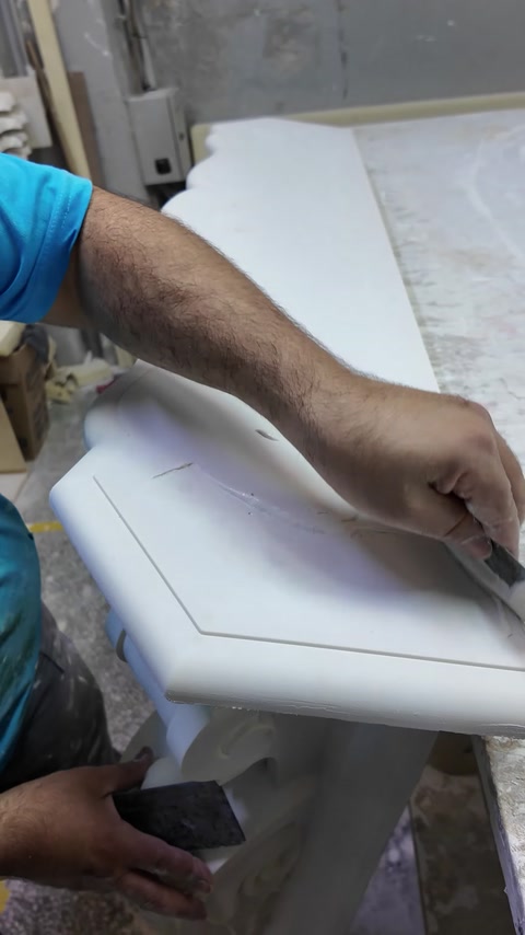 Suprafața superioară este netezită manual înaintea aplicării finisajului.