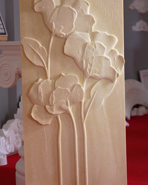 Detaliu relief floral sculptat în poliuretan, cu flori și tulpini