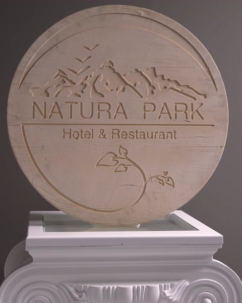 Blazon circular relief pentru hotelul Natura Park, montat pe soclu