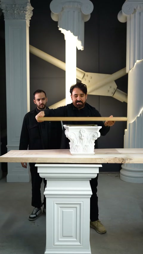 Placă sprijinită pe capiteluri decorative înaintea testului de presiune
