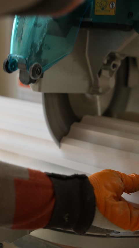 Profil decorativ tăiat cu utilajul în atelierul de producție.