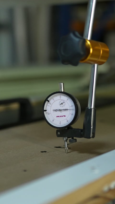 Ceasul comparator verifică suprafața piesei în etapa de control.