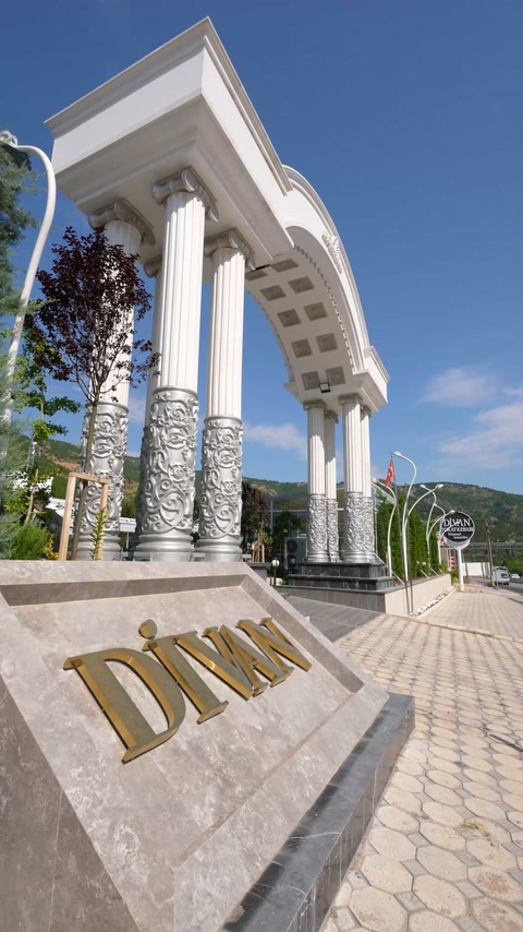 Vederea aeriană arată complexul decorat și amenajarea sa exterioară.