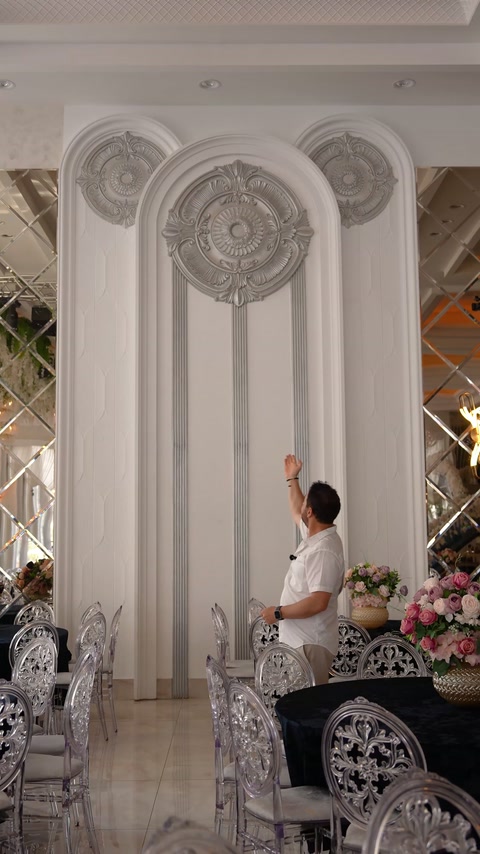 Volutele sculptate formează un accent vertical între panourile decorative.